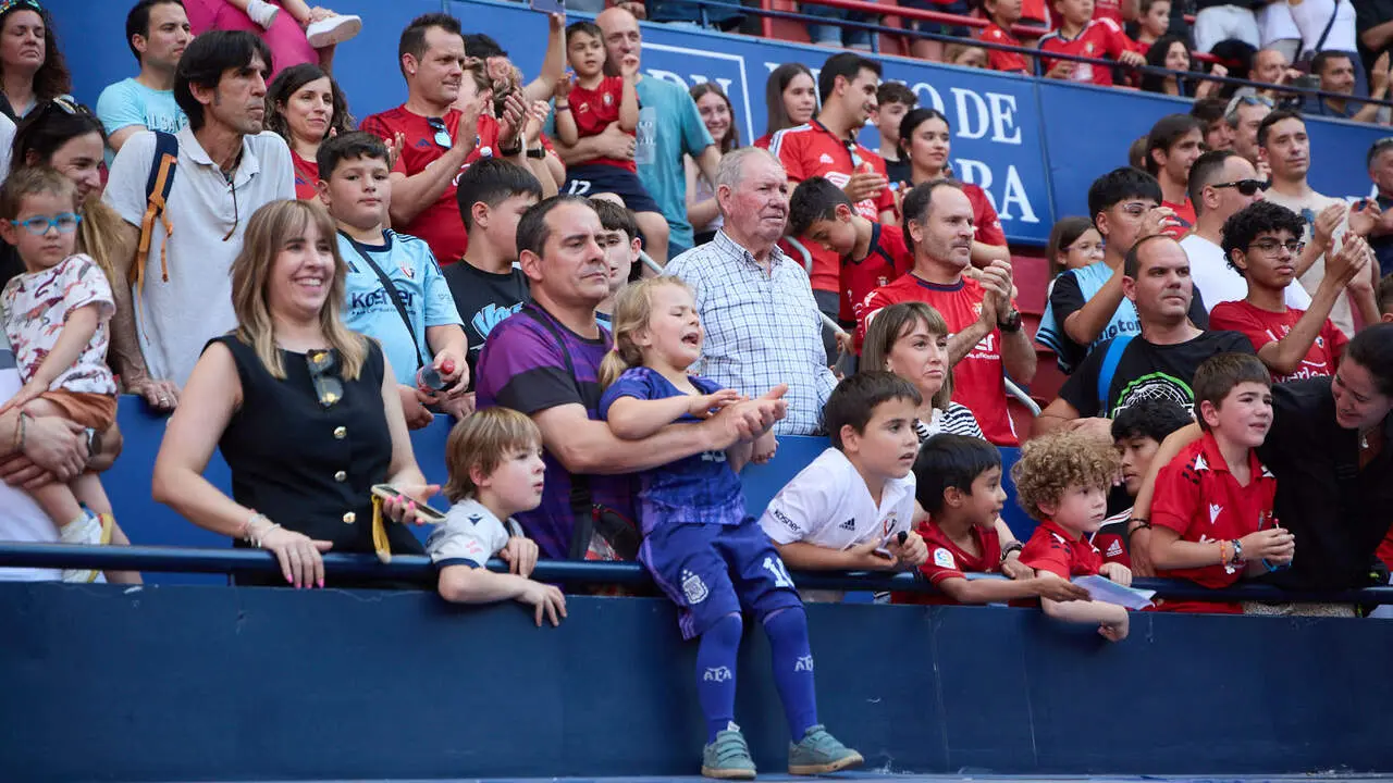 Entrenamiento de Osasuna a puerta abierta en El Sadar para recibir el apoyo de la afici&oacute;n y preparar el decisivo partido para la permanencia en La Liga EA Sport en Getafe. I&Ntilde;IGO ALZUGARAY