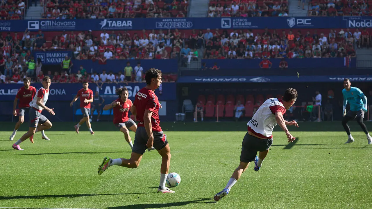 Entrenamiento de Osasuna a puerta abierta en El Sadar para recibir el apoyo de la afici&oacute;n y preparar el decisivo partido para la permanencia en La Liga EA Sport en Getafe. I&Ntilde;IGO ALZUGARAY
