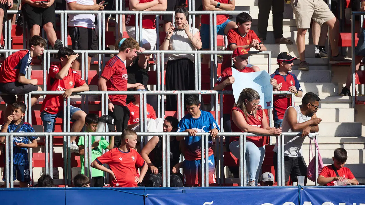 Entrenamiento de Osasuna a puerta abierta en El Sadar para recibir el apoyo de la afici&oacute;n y preparar el decisivo partido para la permanencia en La Liga EA Sport en Getafe. I&Ntilde;IGO ALZUGARAY