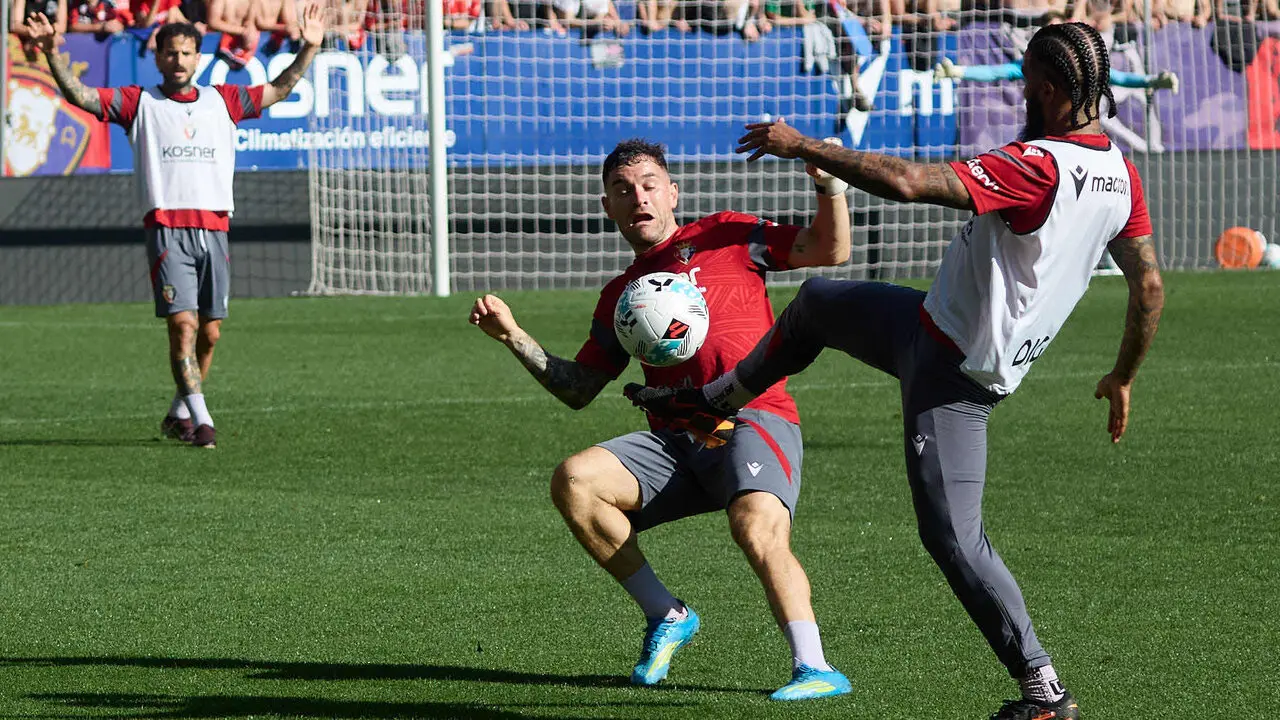 Entrenamiento de Osasuna a puerta abierta en El Sadar para recibir el apoyo de la afici&oacute;n y preparar el decisivo partido para la permanencia en La Liga EA Sport en Getafe. I&Ntilde;IGO ALZUGARAY