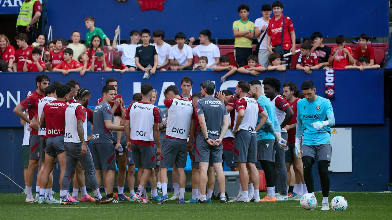 Entrenamiento de Osasuna a puerta abierta en El Sadar para recibir el apoyo de la afici&oacute;n y preparar el decisivo partido para la permanencia en La Liga EA Sport en Getafe. I&Ntilde;IGO ALZUGARAY