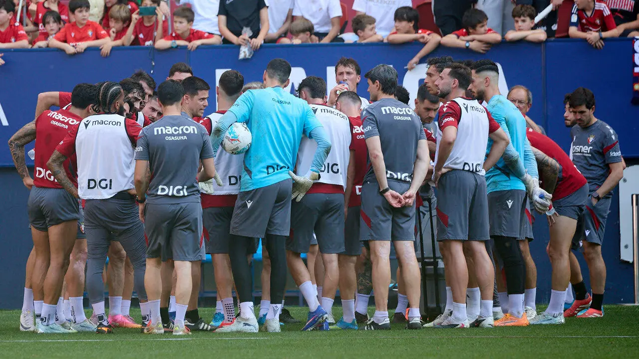 Entrenamiento de Osasuna a puerta abierta en El Sadar para recibir el apoyo de la afici&oacute;n y preparar el decisivo partido para la permanencia en La Liga EA Sport en Getafe. I&Ntilde;IGO ALZUGARAY