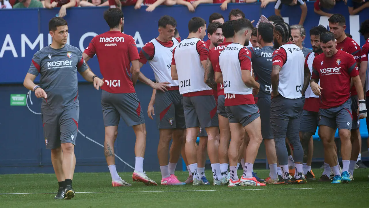 Entrenamiento de Osasuna a puerta abierta en El Sadar para recibir el apoyo de la afici&oacute;n y preparar el decisivo partido para la permanencia en La Liga EA Sport en Getafe. I&Ntilde;IGO ALZUGARAY