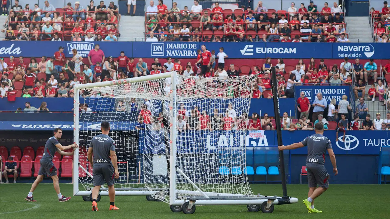 Entrenamiento de Osasuna a puerta abierta en El Sadar para recibir el apoyo de la afici&oacute;n y preparar el decisivo partido para la permanencia en La Liga EA Sport en Getafe. I&Ntilde;IGO ALZUGARAY
