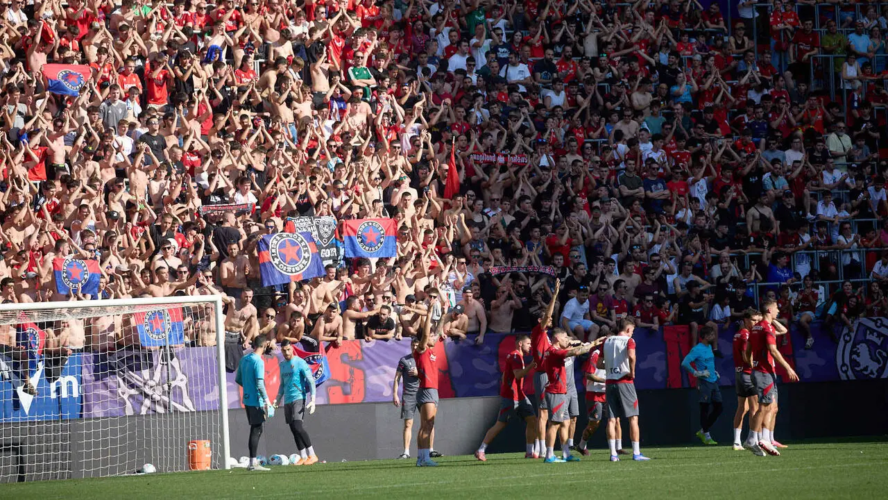 Entrenamiento de Osasuna a puerta abierta en El Sadar para recibir el apoyo de la afici&oacute;n y preparar el decisivo partido para la permanencia en La Liga EA Sport en Getafe. I&Ntilde;IGO ALZUGARAY