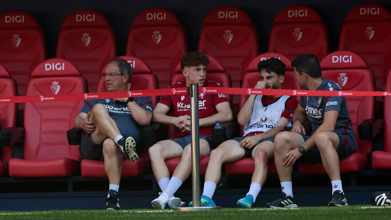 Entrenamiento de Osasuna a puerta abierta en El Sadar para recibir el apoyo de la afici&oacute;n y preparar el decisivo partido para la permanencia en La Liga EA Sport en Getafe. I&Ntilde;IGO ALZUGARAY