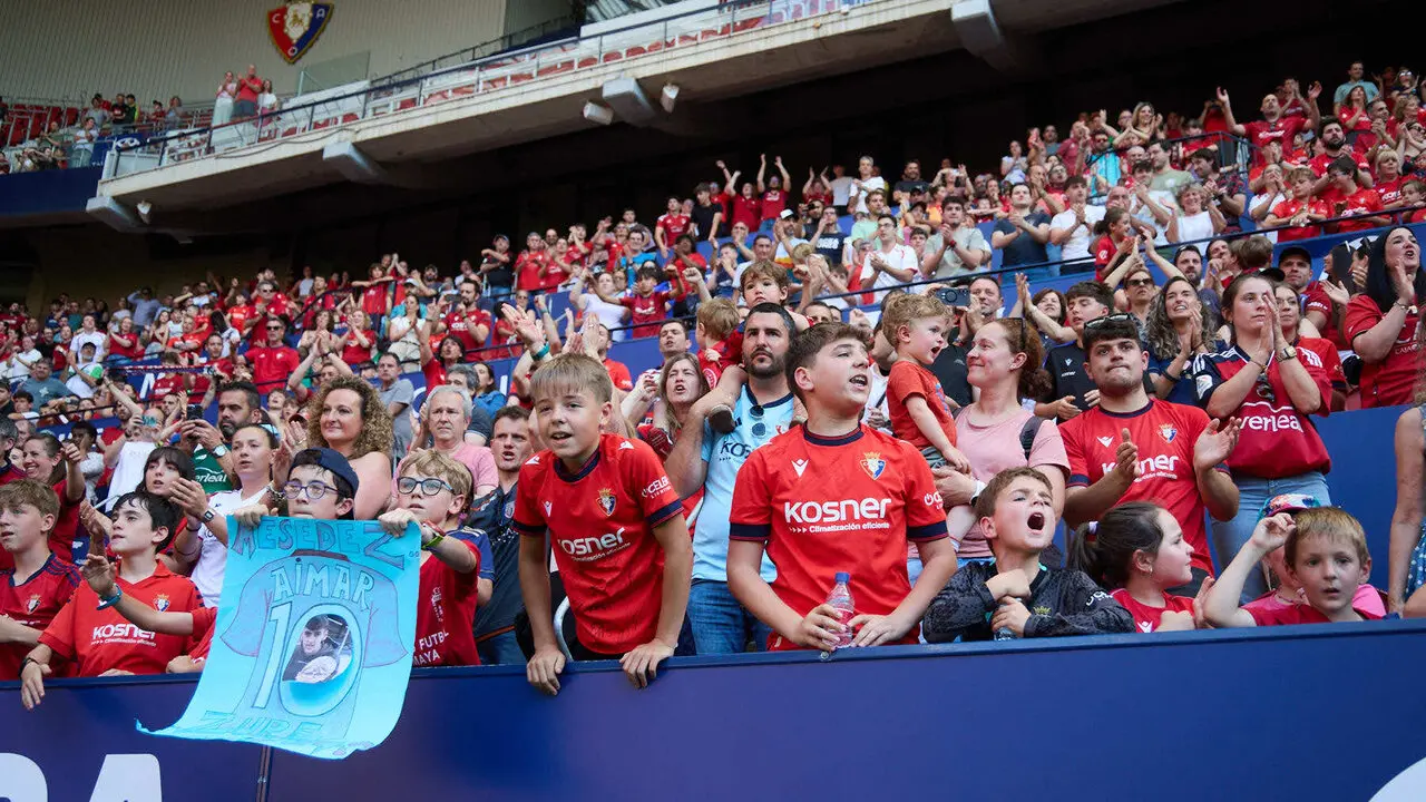 Entrenamiento de Osasuna a puerta abierta en El Sadar para recibir el apoyo de la afici&oacute;n y preparar el decisivo partido para la permanencia en La Liga EA Sport en Getafe. I&Ntilde;IGO ALZUGARAY