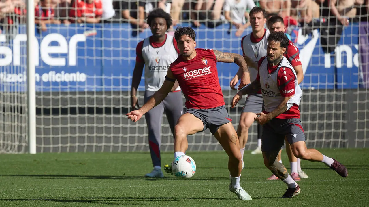 Entrenamiento de Osasuna a puerta abierta en El Sadar para recibir el apoyo de la afici&oacute;n y preparar el decisivo partido para la permanencia en La Liga EA Sport en Getafe. I&Ntilde;IGO ALZUGARAY