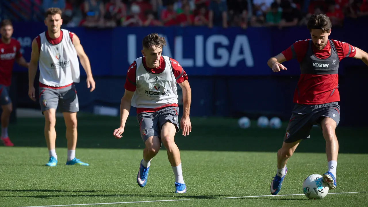 Entrenamiento de Osasuna a puerta abierta en El Sadar para recibir el apoyo de la afici&oacute;n y preparar el decisivo partido para la permanencia en La Liga EA Sport en Getafe. I&Ntilde;IGO ALZUGARAY