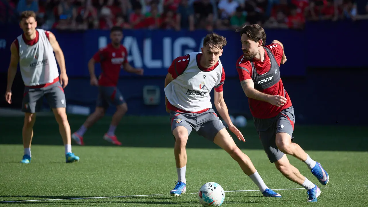 Entrenamiento de Osasuna a puerta abierta en El Sadar para recibir el apoyo de la afici&oacute;n y preparar el decisivo partido para la permanencia en La Liga EA Sport en Getafe. I&Ntilde;IGO ALZUGARAY