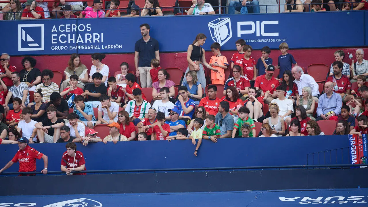 Entrenamiento de Osasuna a puerta abierta en El Sadar para recibir el apoyo de la afici&oacute;n y preparar el decisivo partido para la permanencia en La Liga EA Sport en Getafe. I&Ntilde;IGO ALZUGARAY