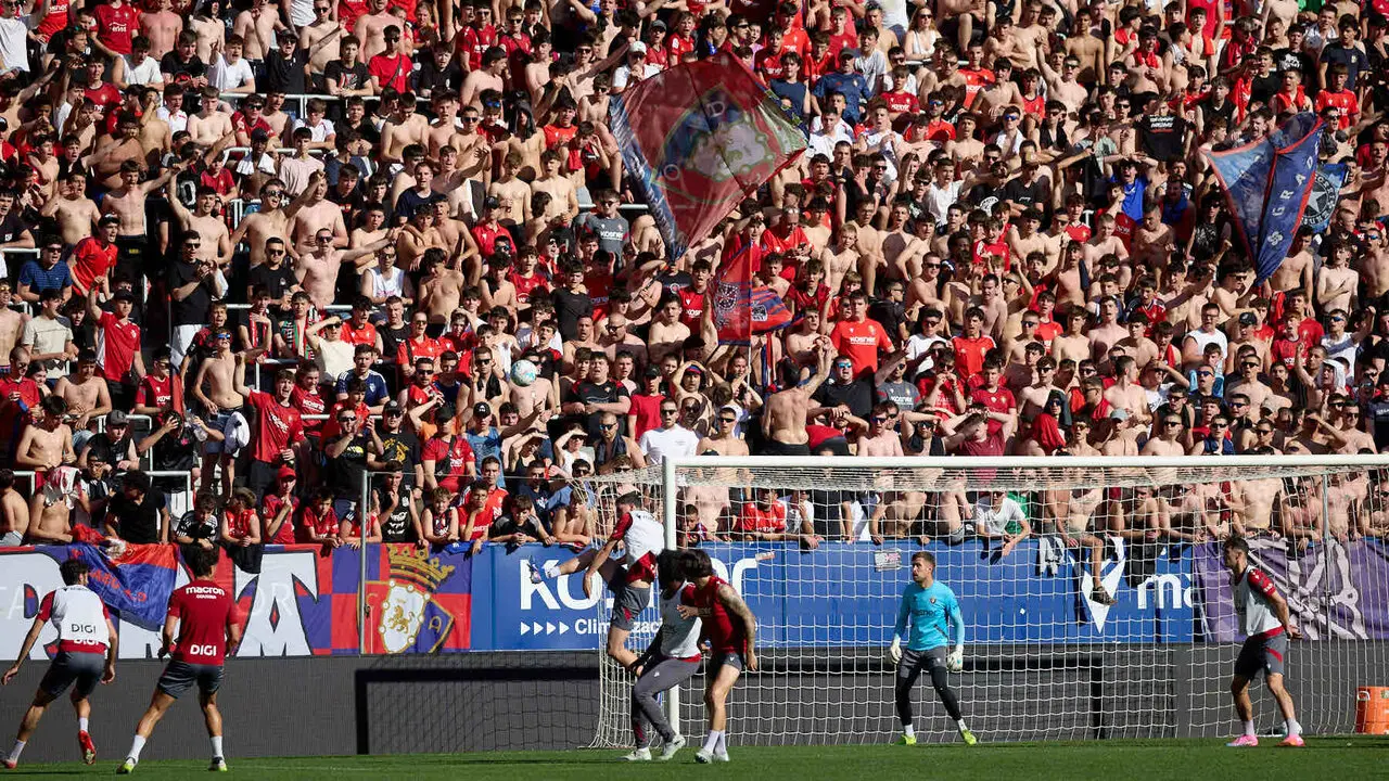 Entrenamiento de Osasuna a puerta abierta en El Sadar para recibir el apoyo de la afici&oacute;n y preparar el decisivo partido para la permanencia en La Liga EA Sport en Getafe. I&Ntilde;IGO ALZUGARAY