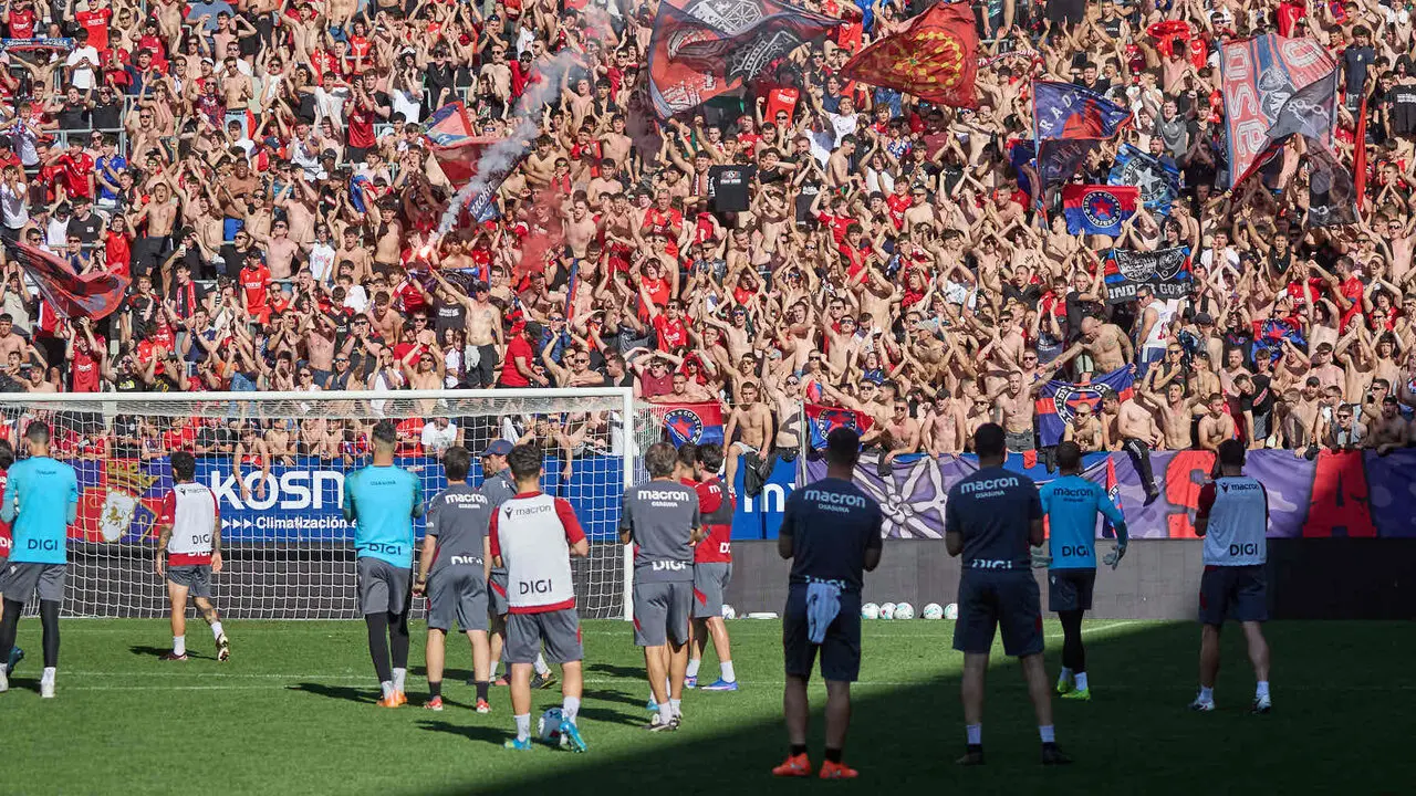 Entrenamiento de Osasuna a puerta abierta en El Sadar para recibir el apoyo de la afici&oacute;n y preparar el decisivo partido para la permanencia en La Liga EA Sport en Getafe. I&Ntilde;IGO ALZUGARAY
