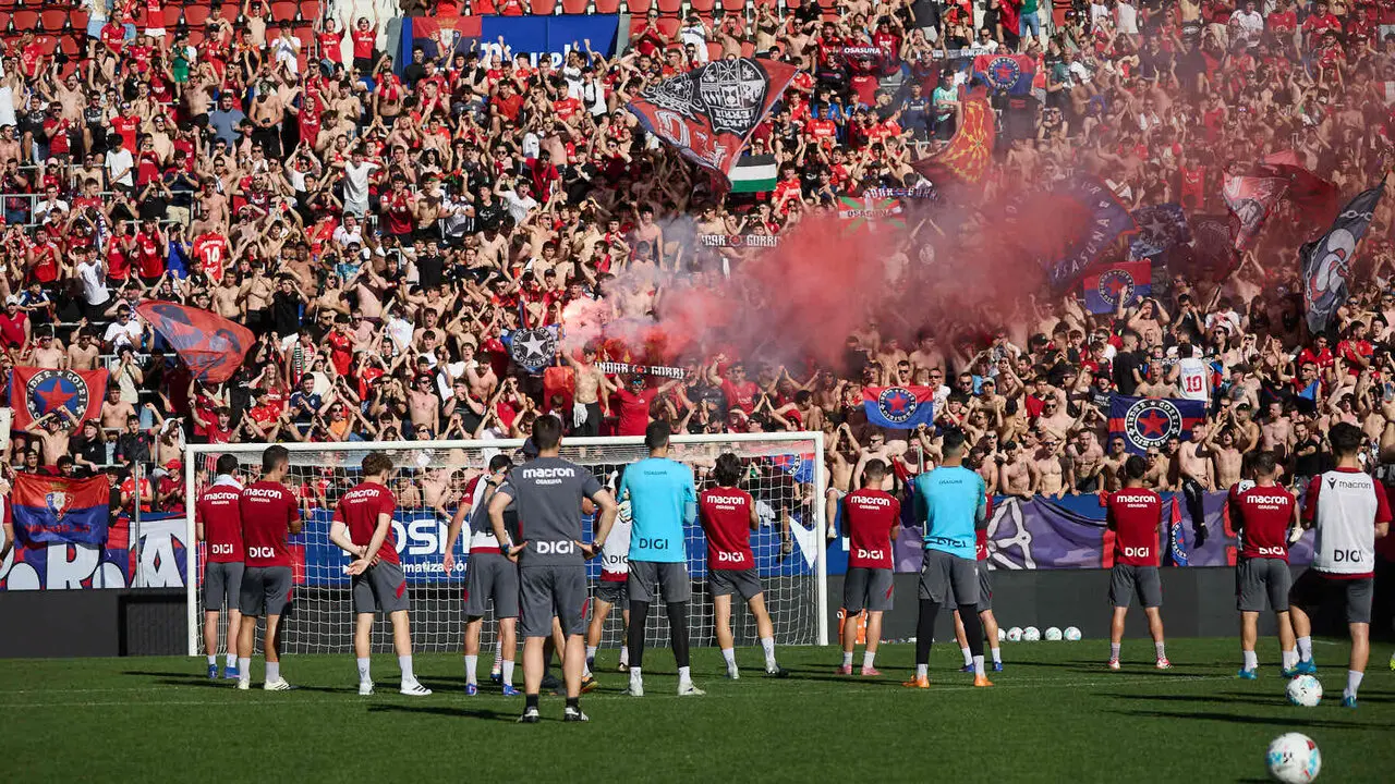 Entrenamiento de Osasuna a puerta abierta en El Sadar para recibir el apoyo de la afici&oacute;n y preparar el decisivo partido para la permanencia en La Liga EA Sport en Getafe. I&Ntilde;IGO ALZUGARAY