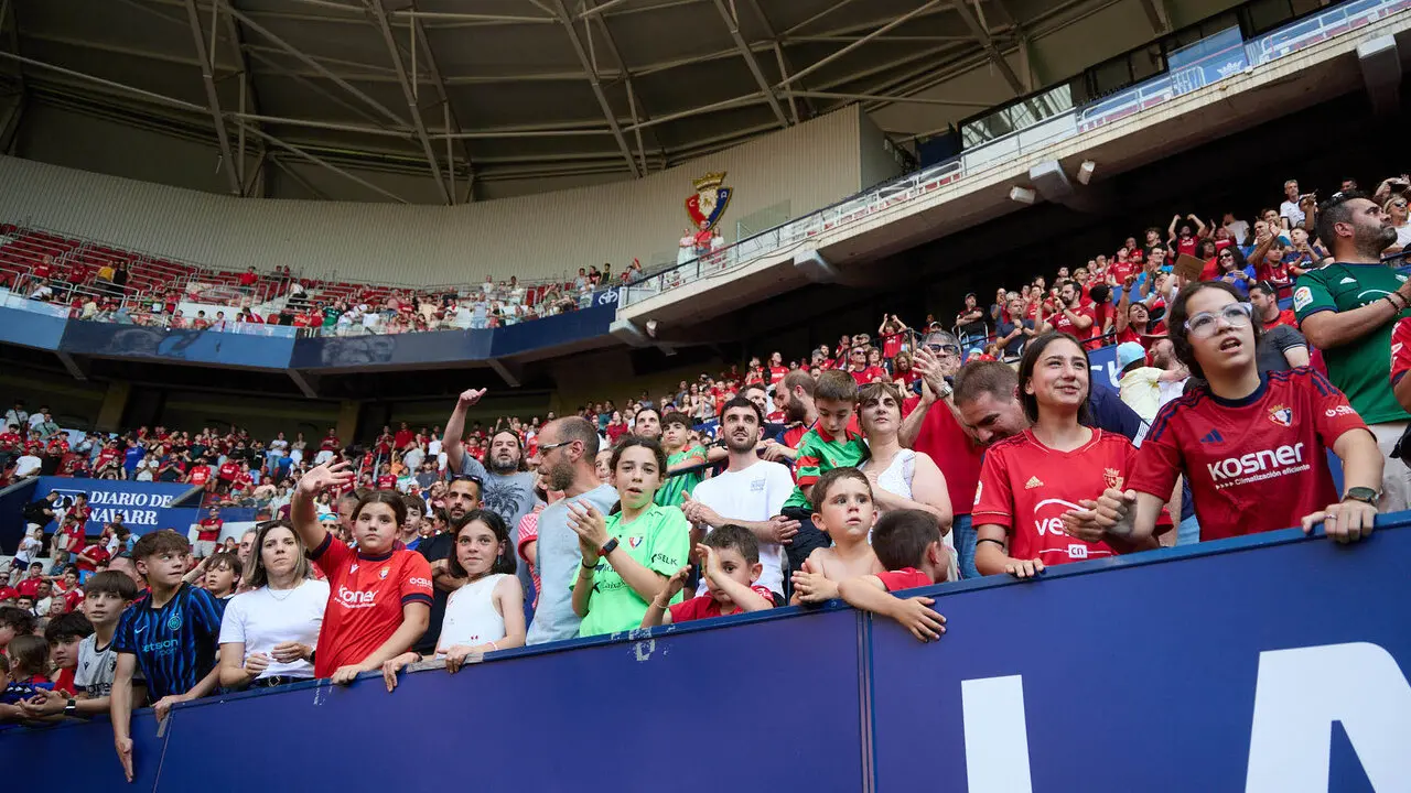 Entrenamiento de Osasuna a puerta abierta en El Sadar para recibir el apoyo de la afici&oacute;n y preparar el decisivo partido para la permanencia en La Liga EA Sport en Getafe. I&Ntilde;IGO ALZUGARAY