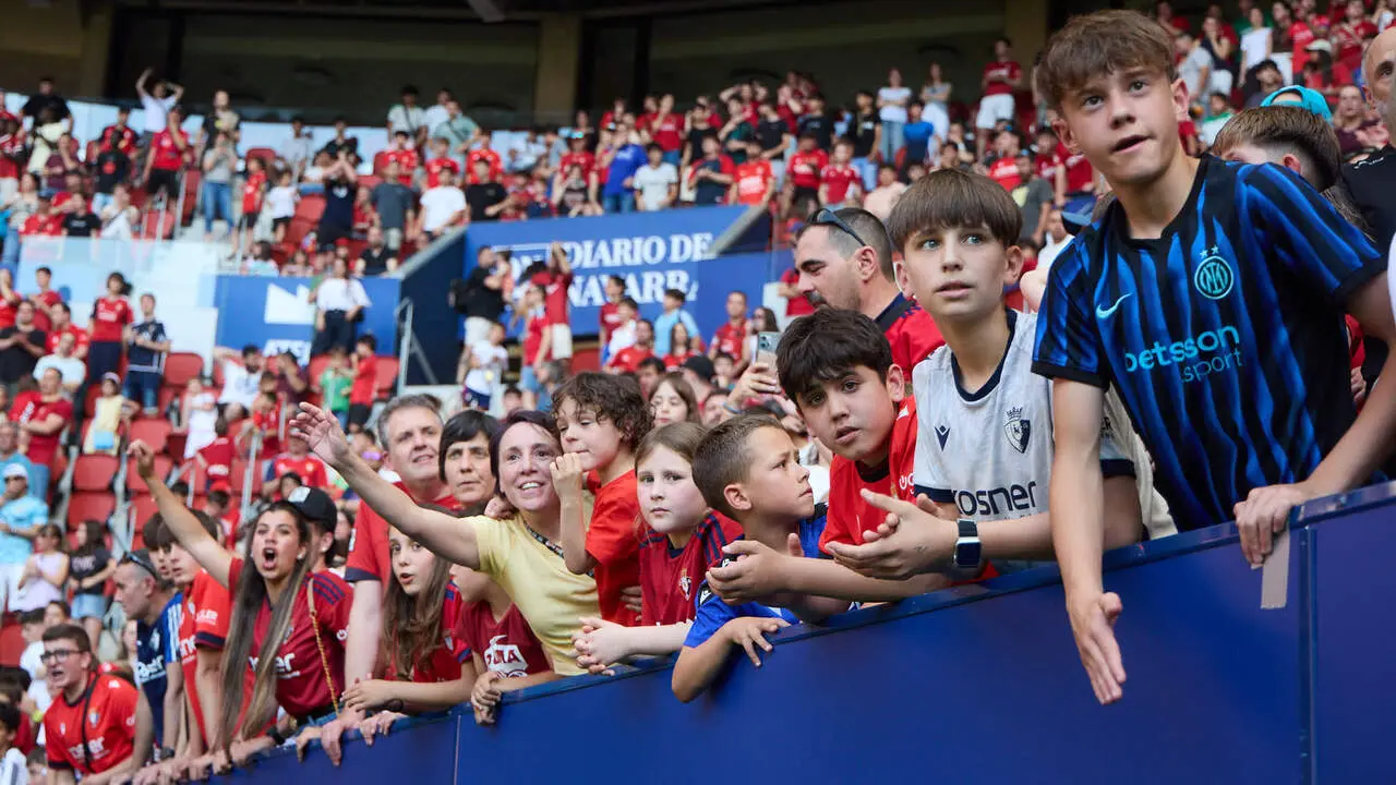 Entrenamiento de Osasuna a puerta abierta en El Sadar para recibir el apoyo de la afici&oacute;n y preparar el decisivo partido para la permanencia en La Liga EA Sport en Getafe. I&Ntilde;IGO ALZUGARAY