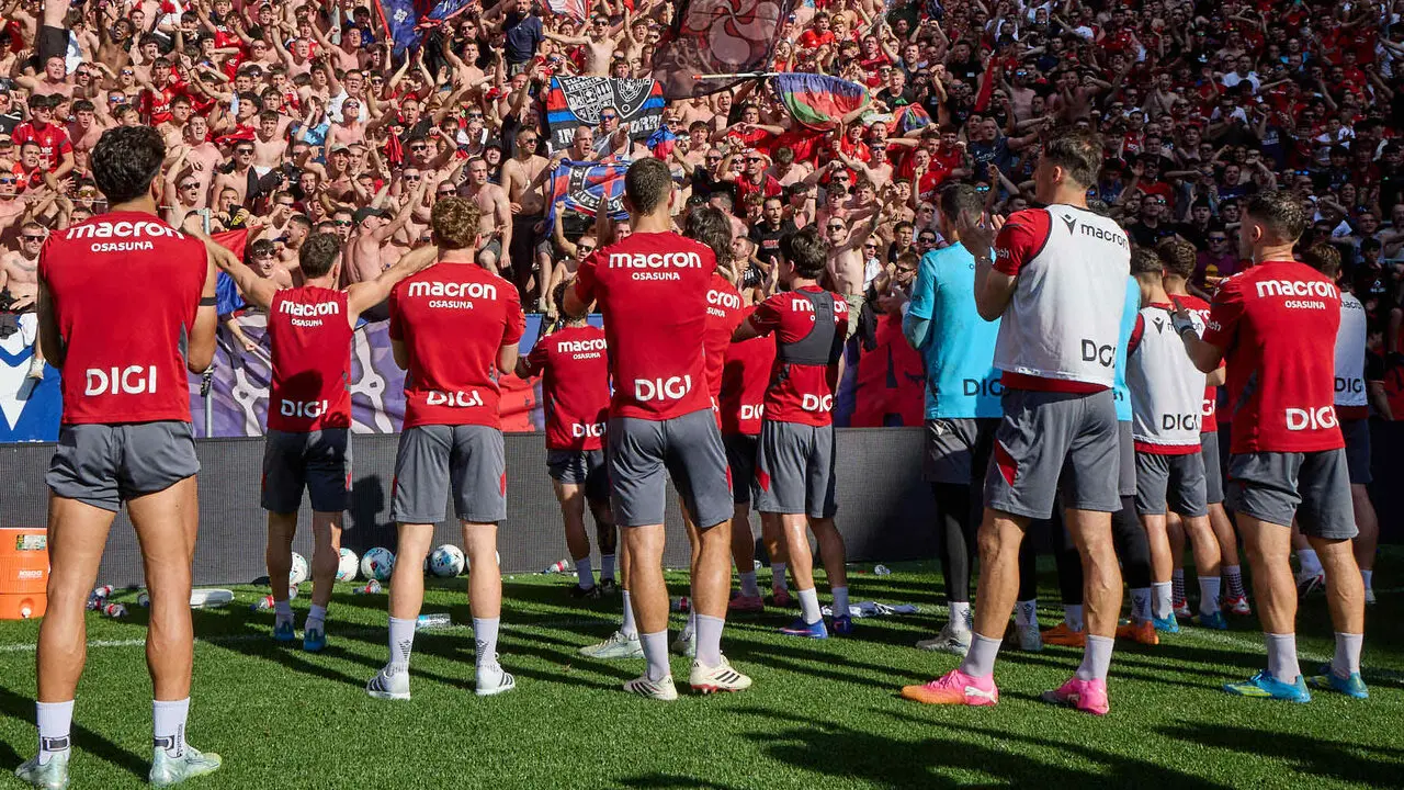 Entrenamiento de Osasuna a puerta abierta en El Sadar para recibir el apoyo de la afici&oacute;n y preparar el decisivo partido para la permanencia en La Liga EA Sport en Getafe. I&Ntilde;IGO ALZUGARAY