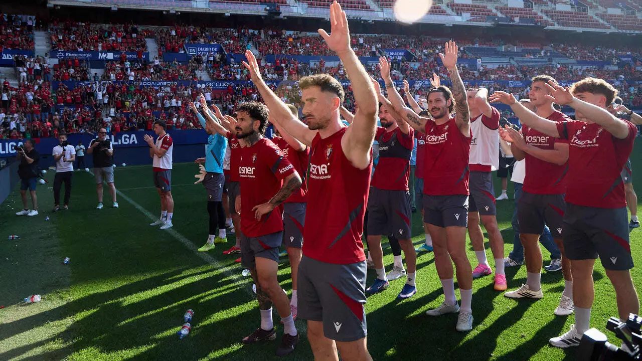Entrenamiento de Osasuna a puerta abierta en El Sadar para recibir el apoyo de la afici&oacute;n y preparar el decisivo partido para la permanencia en La Liga EA Sport en Getafe. I&Ntilde;IGO ALZUGARAY
