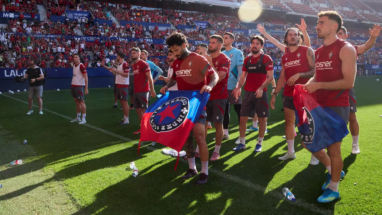 Entrenamiento de Osasuna a puerta abierta en El Sadar para recibir el apoyo de la afici&oacute;n y preparar el decisivo partido para la permanencia en La Liga EA Sport en Getafe. I&Ntilde;IGO ALZUGARAY