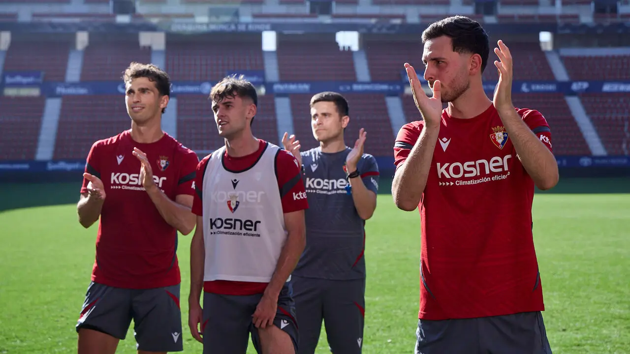 Entrenamiento de Osasuna a puerta abierta en El Sadar para recibir el apoyo de la afici&oacute;n y preparar el decisivo partido para la permanencia en La Liga EA Sport en Getafe. I&Ntilde;IGO ALZUGARAY