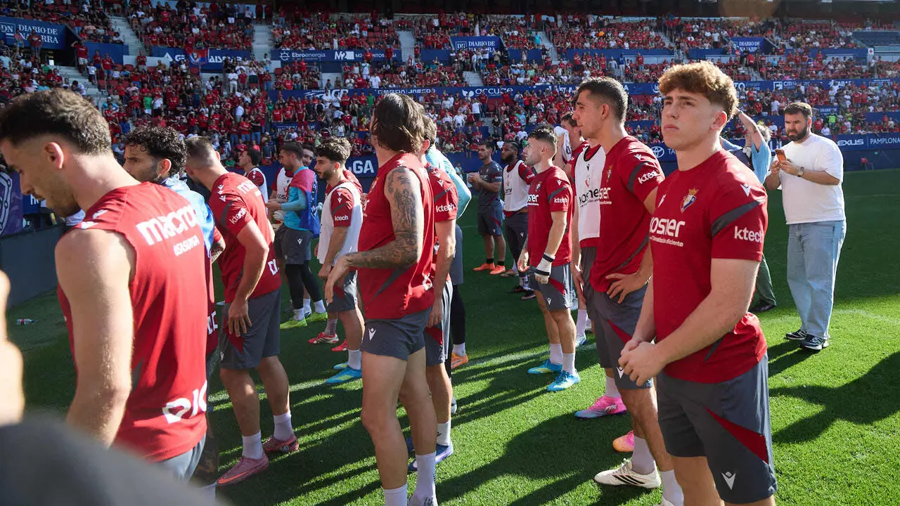 Entrenamiento de Osasuna a puerta abierta en El Sadar para recibir el apoyo de la afici&oacute;n y preparar el decisivo partido para la permanencia en La Liga EA Sport en Getafe. I&Ntilde;IGO ALZUGARAY