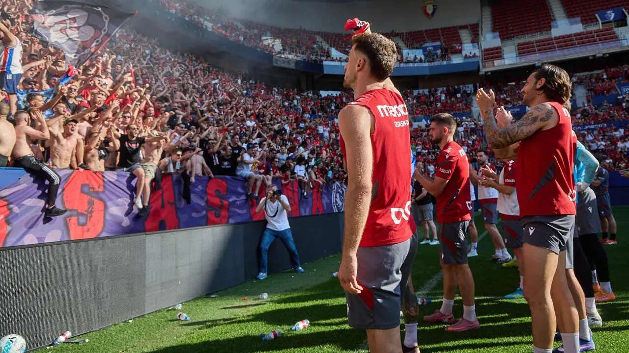 Entrenamiento de Osasuna a puerta abierta en El Sadar para recibir el apoyo de la afici&oacute;n y preparar el decisivo partido para la permanencia en La Liga EA Sport en Getafe. I&Ntilde;IGO ALZUGARAY