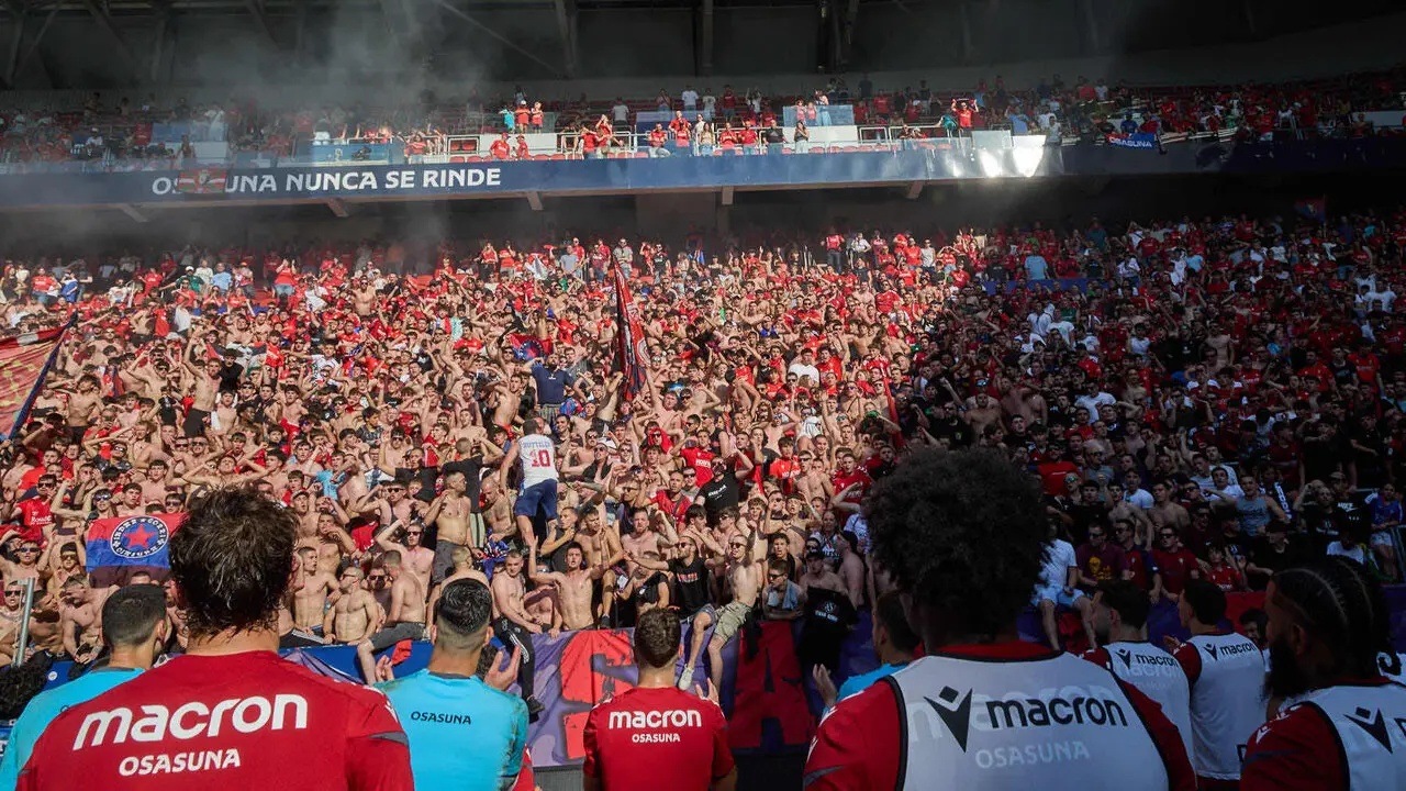 Entrenamiento de Osasuna a puerta abierta en El Sadar para recibir el apoyo de la afici&oacute;n y preparar el decisivo partido para la permanencia en La Liga EA Sport en Getafe. I&Ntilde;IGO ALZUGARAY