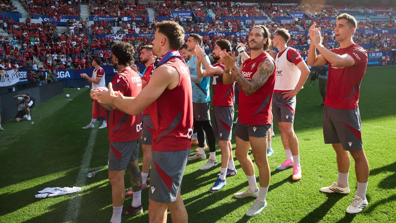 Entrenamiento de Osasuna a puerta abierta en El Sadar para recibir el apoyo de la afici&oacute;n y preparar el decisivo partido para la permanencia en La Liga EA Sport en Getafe. I&Ntilde;IGO ALZUGARAY