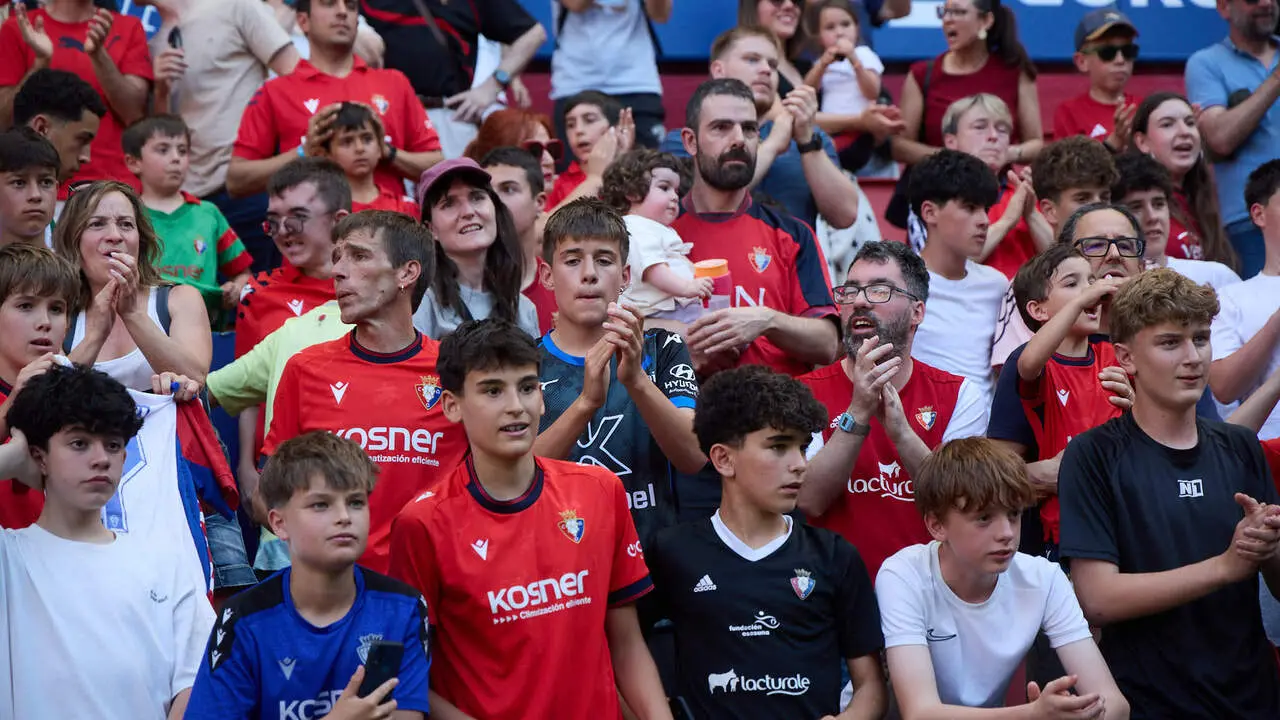 Entrenamiento de Osasuna a puerta abierta en El Sadar para recibir el apoyo de la afici&oacute;n y preparar el decisivo partido para la permanencia en La Liga EA Sport en Getafe. I&Ntilde;IGO ALZUGARAY