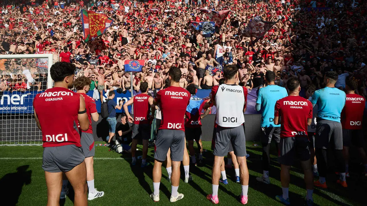 Entrenamiento de Osasuna a puerta abierta en El Sadar para recibir el apoyo de la afici&oacute;n y preparar el decisivo partido para la permanencia en La Liga EA Sport en Getafe. I&Ntilde;IGO ALZUGARAY