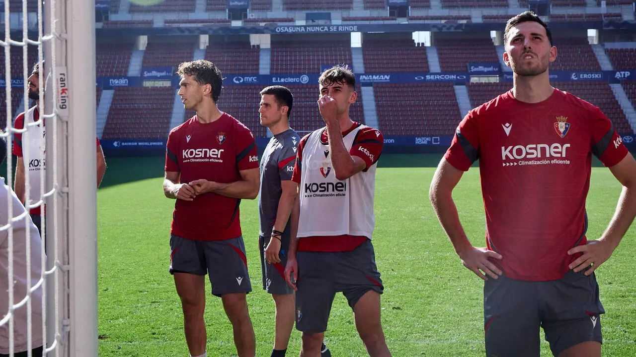 Entrenamiento de Osasuna a puerta abierta en El Sadar para recibir el apoyo de la afici&oacute;n y preparar el decisivo partido para la permanencia en La Liga EA Sport en Getafe. I&Ntilde;IGO ALZUGARAY