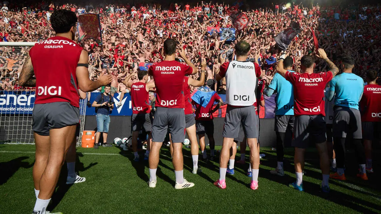 Entrenamiento de Osasuna a puerta abierta en El Sadar para recibir el apoyo de la afici&oacute;n y preparar el decisivo partido para la permanencia en La Liga EA Sport en Getafe. I&Ntilde;IGO ALZUGARAY