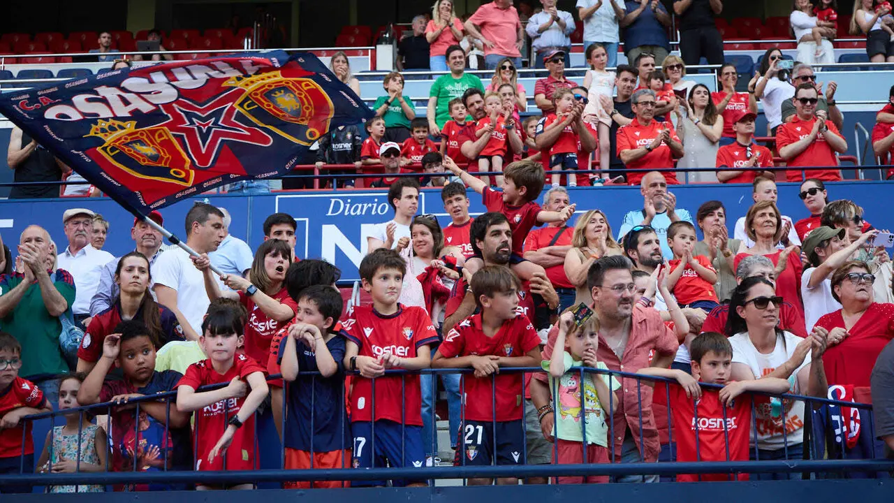 Entrenamiento de Osasuna a puerta abierta en El Sadar para recibir el apoyo de la afici&oacute;n y preparar el decisivo partido para la permanencia en La Liga EA Sport en Getafe. I&Ntilde;IGO ALZUGARAY