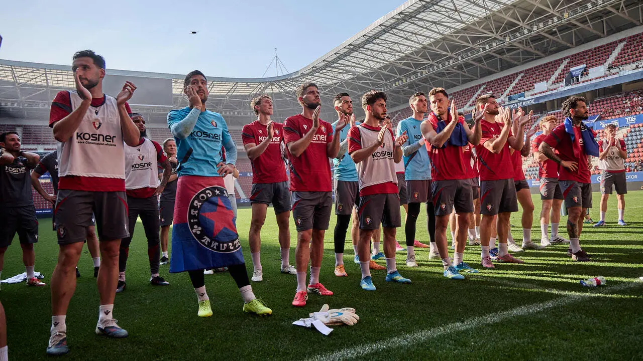 Entrenamiento de Osasuna a puerta abierta en El Sadar para recibir el apoyo de la afici&oacute;n y preparar el decisivo partido para la permanencia en La Liga EA Sport en Getafe. I&Ntilde;IGO ALZUGARAY
