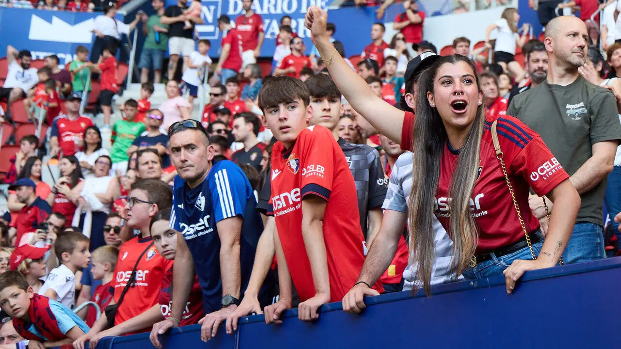 Entrenamiento de Osasuna a puerta abierta en El Sadar para recibir el apoyo de la afici&oacute;n y preparar el decisivo partido para la permanencia en La Liga EA Sport en Getafe. I&Ntilde;IGO ALZUGARAY