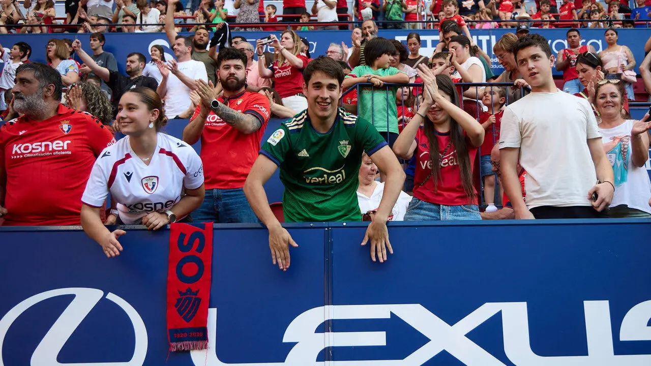 Entrenamiento de Osasuna a puerta abierta en El Sadar para recibir el apoyo de la afici&oacute;n y preparar el decisivo partido para la permanencia en La Liga EA Sport en Getafe. I&Ntilde;IGO ALZUGARAY