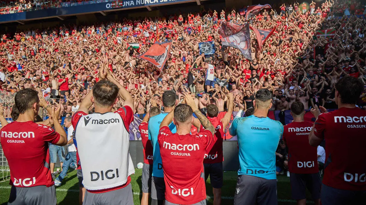 Entrenamiento de Osasuna a puerta abierta en El Sadar para recibir el apoyo de la afici&oacute;n y preparar el decisivo partido para la permanencia en La Liga EA Sport en Getafe. I&Ntilde;IGO ALZUGARAY