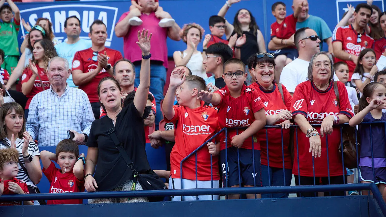 Entrenamiento de Osasuna a puerta abierta en El Sadar para recibir el apoyo de la afici&oacute;n y preparar el decisivo partido para la permanencia en La Liga EA Sport en Getafe. I&Ntilde;IGO ALZUGARAY