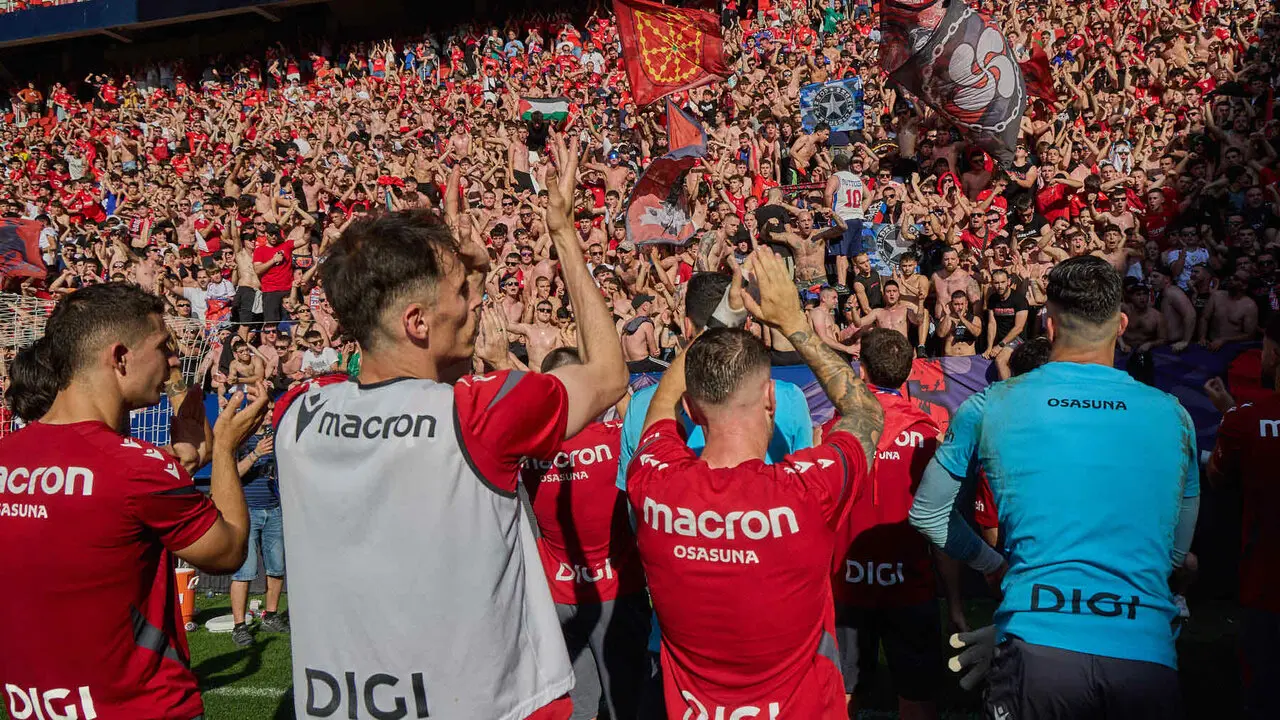 Entrenamiento de Osasuna a puerta abierta en El Sadar para recibir el apoyo de la afici&oacute;n y preparar el decisivo partido para la permanencia en La Liga EA Sport en Getafe. I&Ntilde;IGO ALZUGARAY