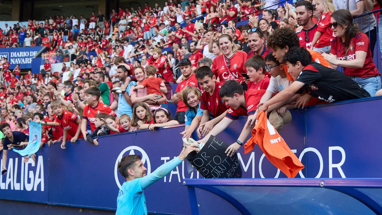Entrenamiento de Osasuna a puerta abierta en El Sadar para recibir el apoyo de la afici&oacute;n y preparar el decisivo partido para la permanencia en La Liga EA Sport en Getafe. I&Ntilde;IGO ALZUGARAY