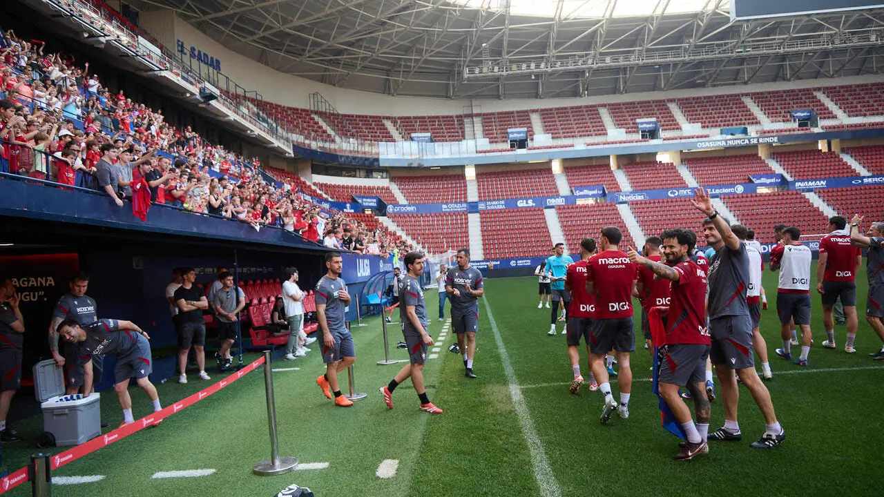 Entrenamiento de Osasuna a puerta abierta en El Sadar para recibir el apoyo de la afici&oacute;n y preparar el decisivo partido para la permanencia en La Liga EA Sport en Getafe. I&Ntilde;IGO ALZUGARAY