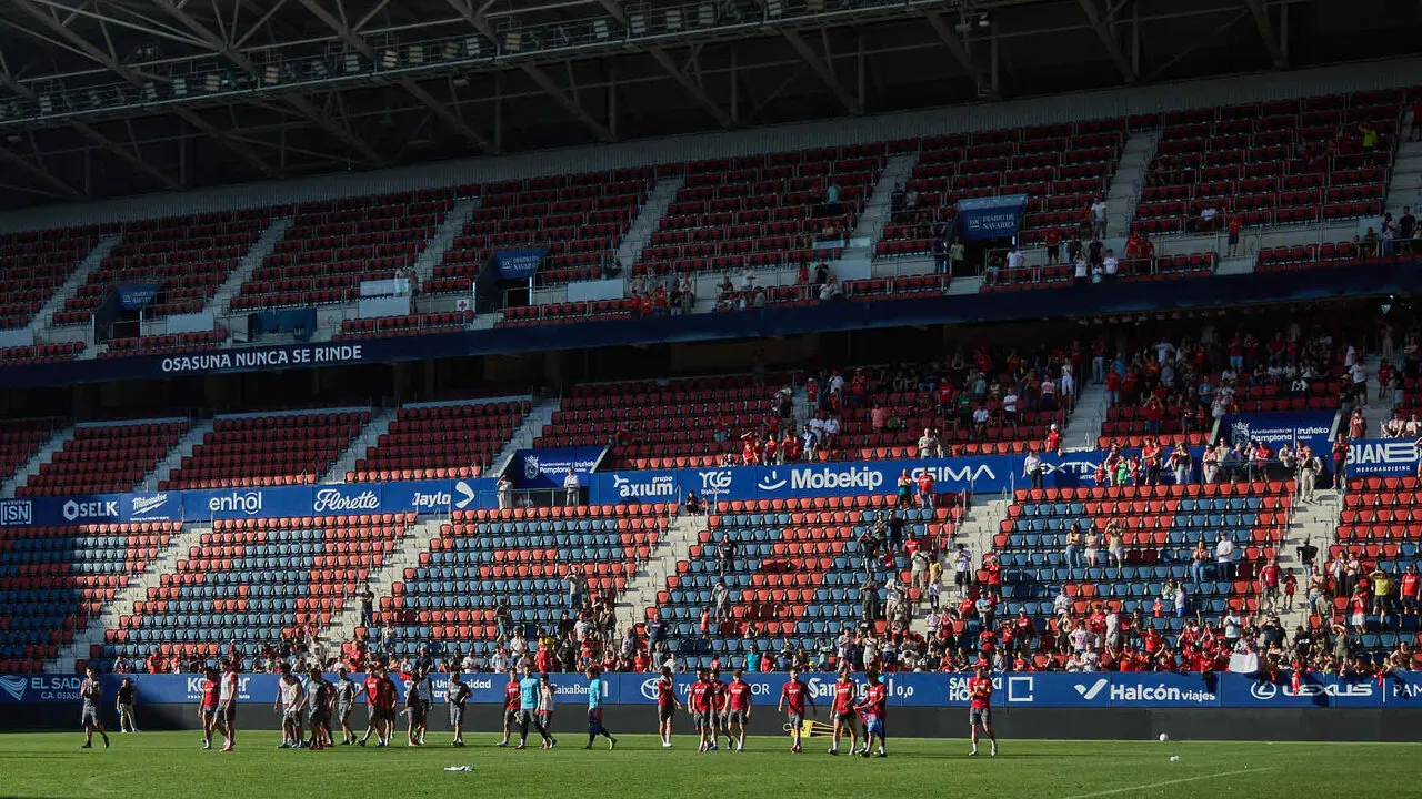 Entrenamiento de Osasuna a puerta abierta en El Sadar para recibir el apoyo de la afici&oacute;n y preparar el decisivo partido para la permanencia en La Liga EA Sport en Getafe. I&Ntilde;IGO ALZUGARAY