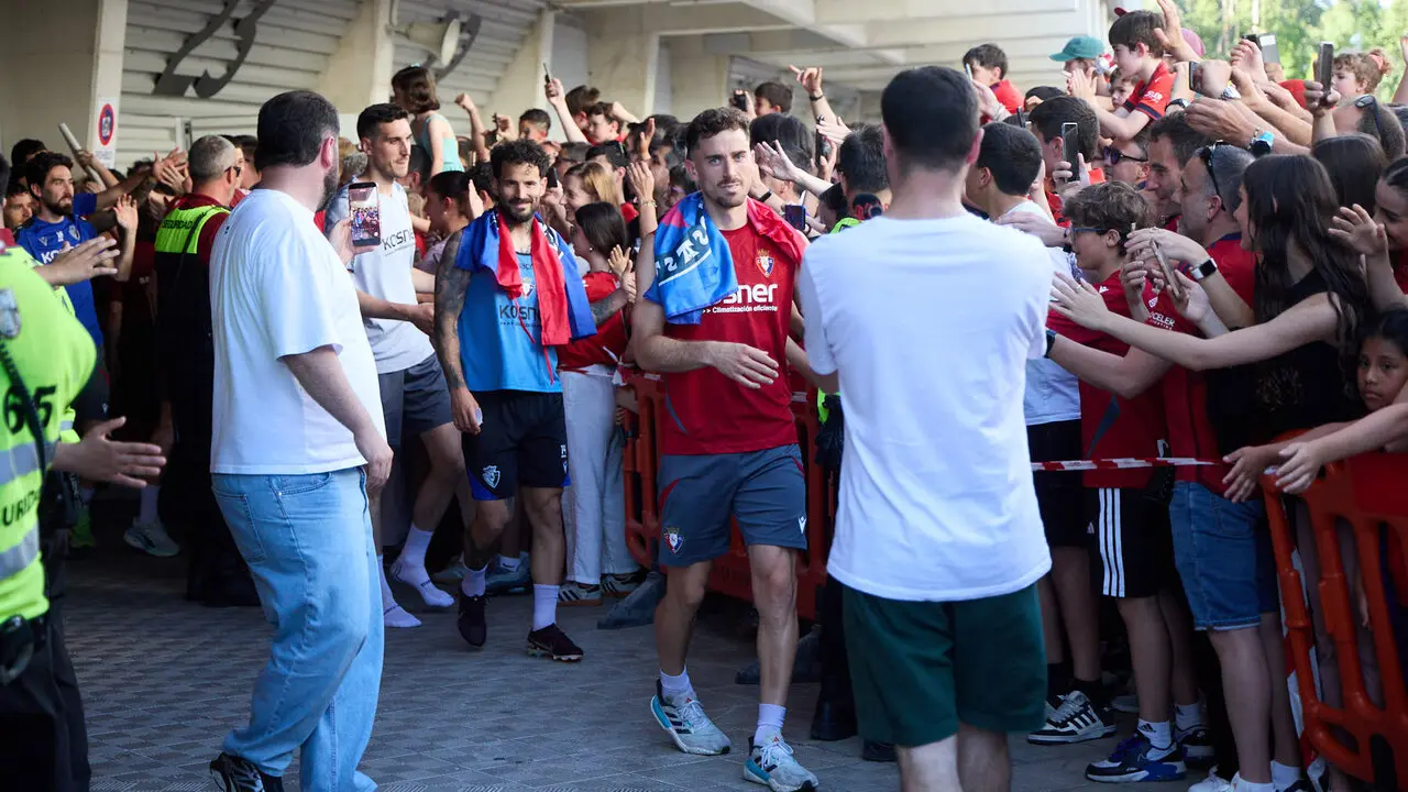Entrenamiento de Osasuna a puerta abierta en El Sadar para recibir el apoyo de la afici&oacute;n y preparar el decisivo partido para la permanencia en La Liga EA Sport en Getafe. I&Ntilde;IGO ALZUGARAY