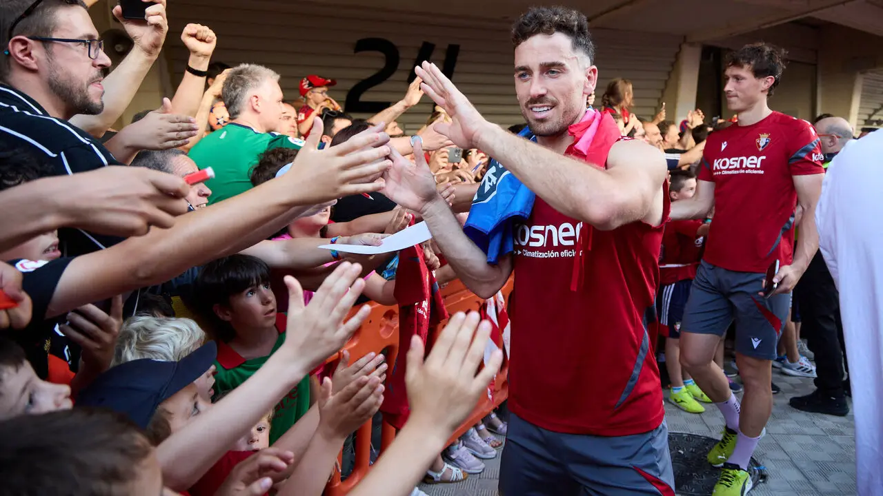 Entrenamiento de Osasuna a puerta abierta en El Sadar para recibir el apoyo de la afici&oacute;n y preparar el decisivo partido para la permanencia en La Liga EA Sport en Getafe. I&Ntilde;IGO ALZUGARAY