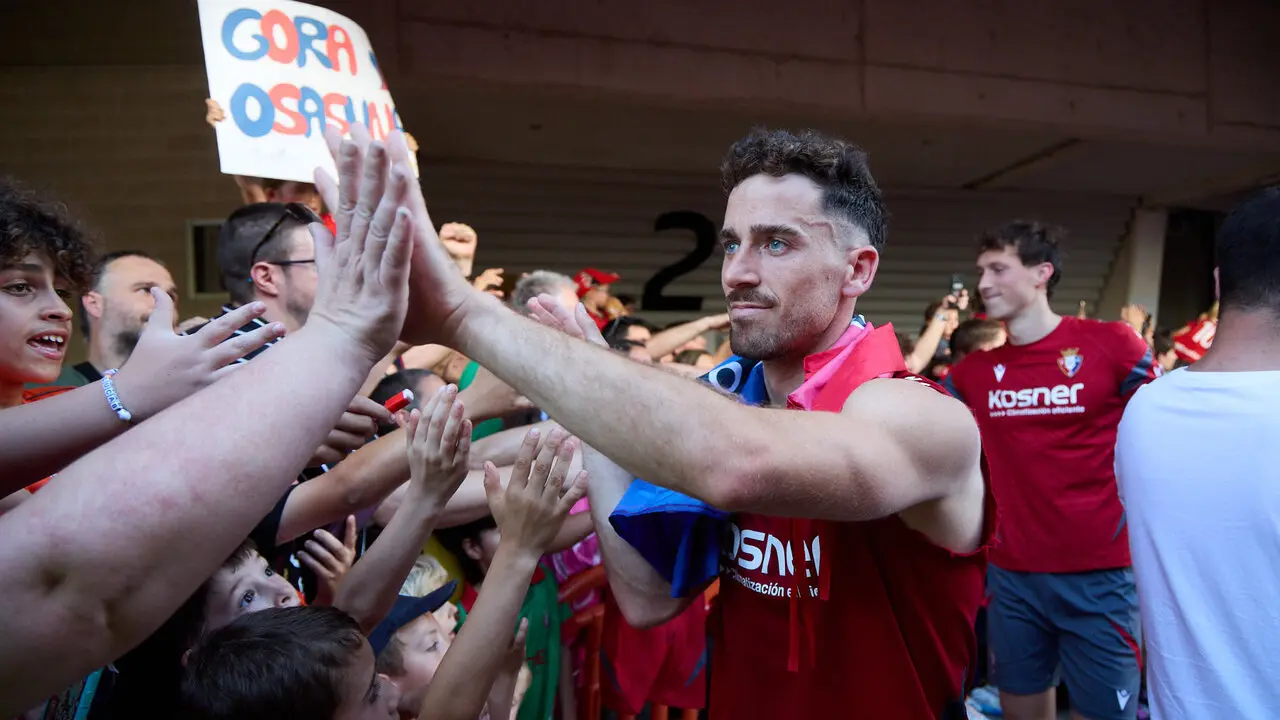 Entrenamiento de Osasuna a puerta abierta en El Sadar para recibir el apoyo de la afici&oacute;n y preparar el decisivo partido para la permanencia en La Liga EA Sport en Getafe. I&Ntilde;IGO ALZUGARAY