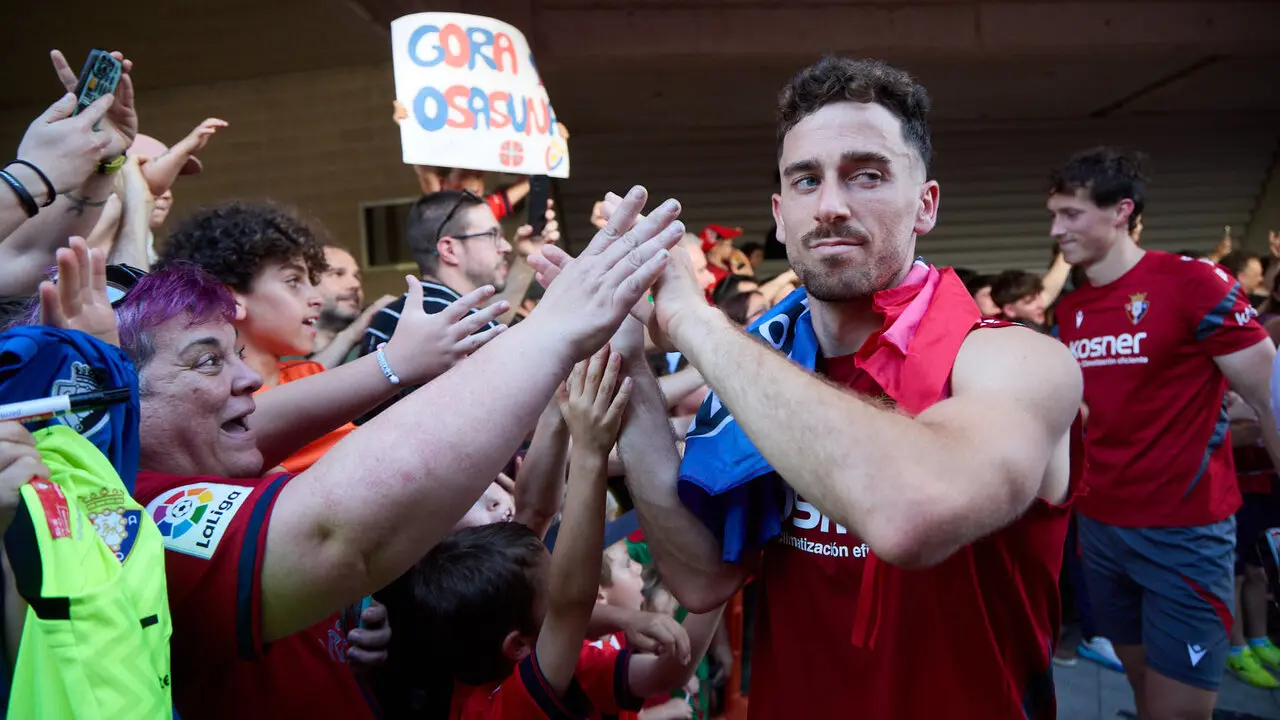 Entrenamiento de Osasuna a puerta abierta en El Sadar para recibir el apoyo de la afici&oacute;n y preparar el decisivo partido para la permanencia en La Liga EA Sport en Getafe. I&Ntilde;IGO ALZUGARAY