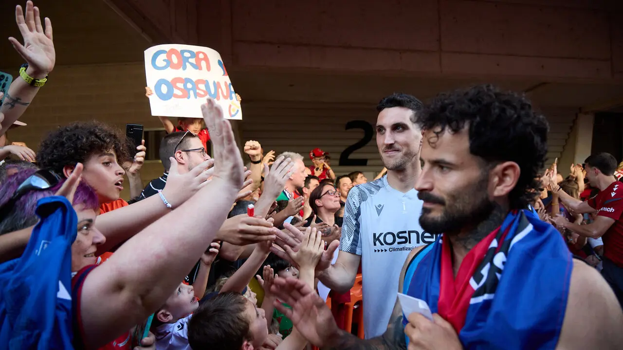 Entrenamiento de Osasuna a puerta abierta en El Sadar para recibir el apoyo de la afici&oacute;n y preparar el decisivo partido para la permanencia en La Liga EA Sport en Getafe. I&Ntilde;IGO ALZUGARAY
