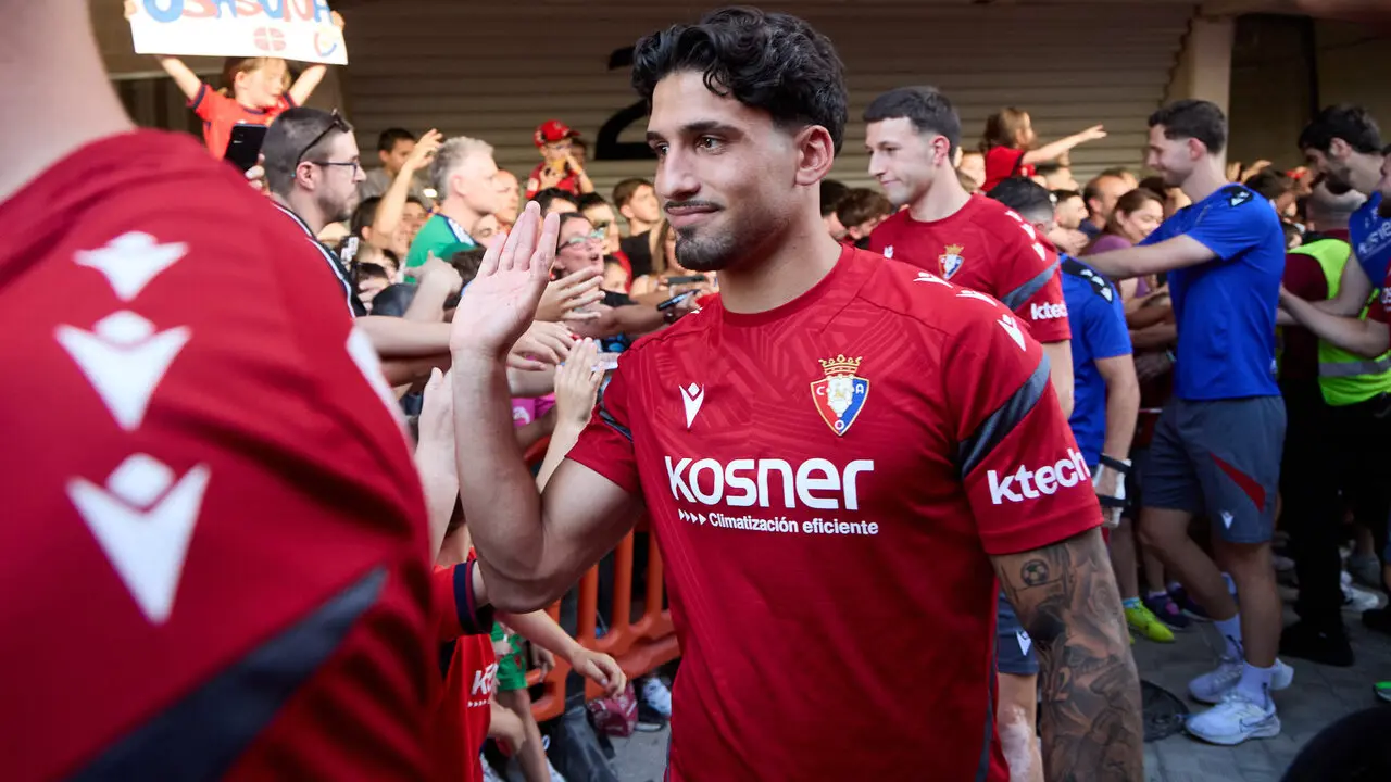 Entrenamiento de Osasuna a puerta abierta en El Sadar para recibir el apoyo de la afici&oacute;n y preparar el decisivo partido para la permanencia en La Liga EA Sport en Getafe. I&Ntilde;IGO ALZUGARAY