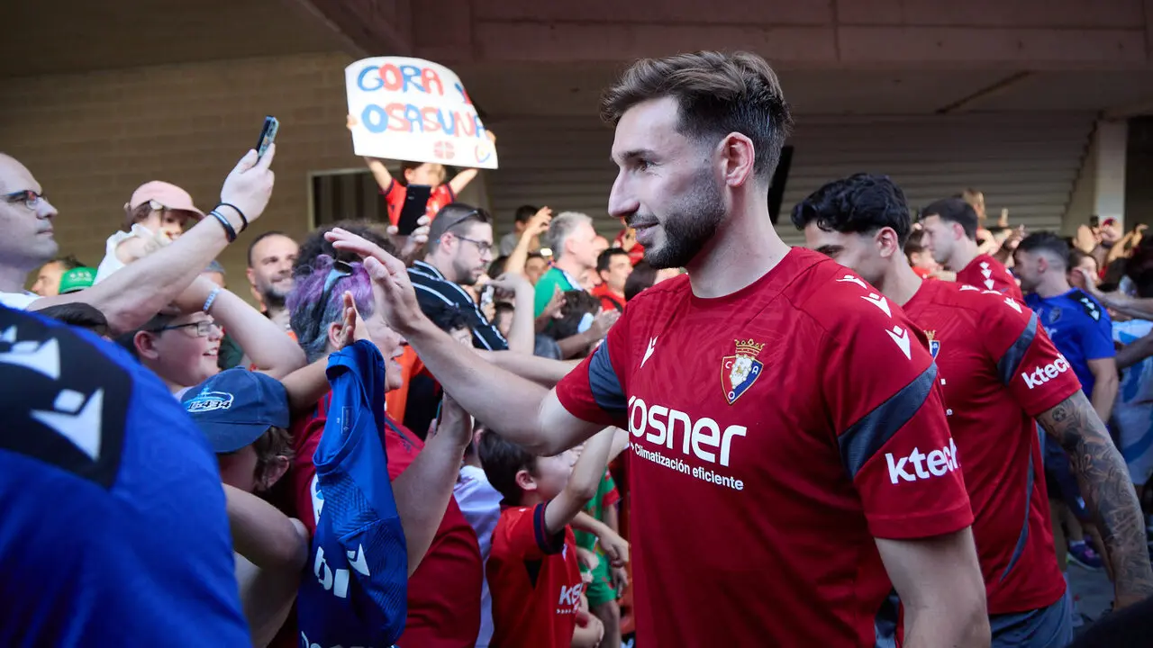 Entrenamiento de Osasuna a puerta abierta en El Sadar para recibir el apoyo de la afici&oacute;n y preparar el decisivo partido para la permanencia en La Liga EA Sport en Getafe. I&Ntilde;IGO ALZUGARAY