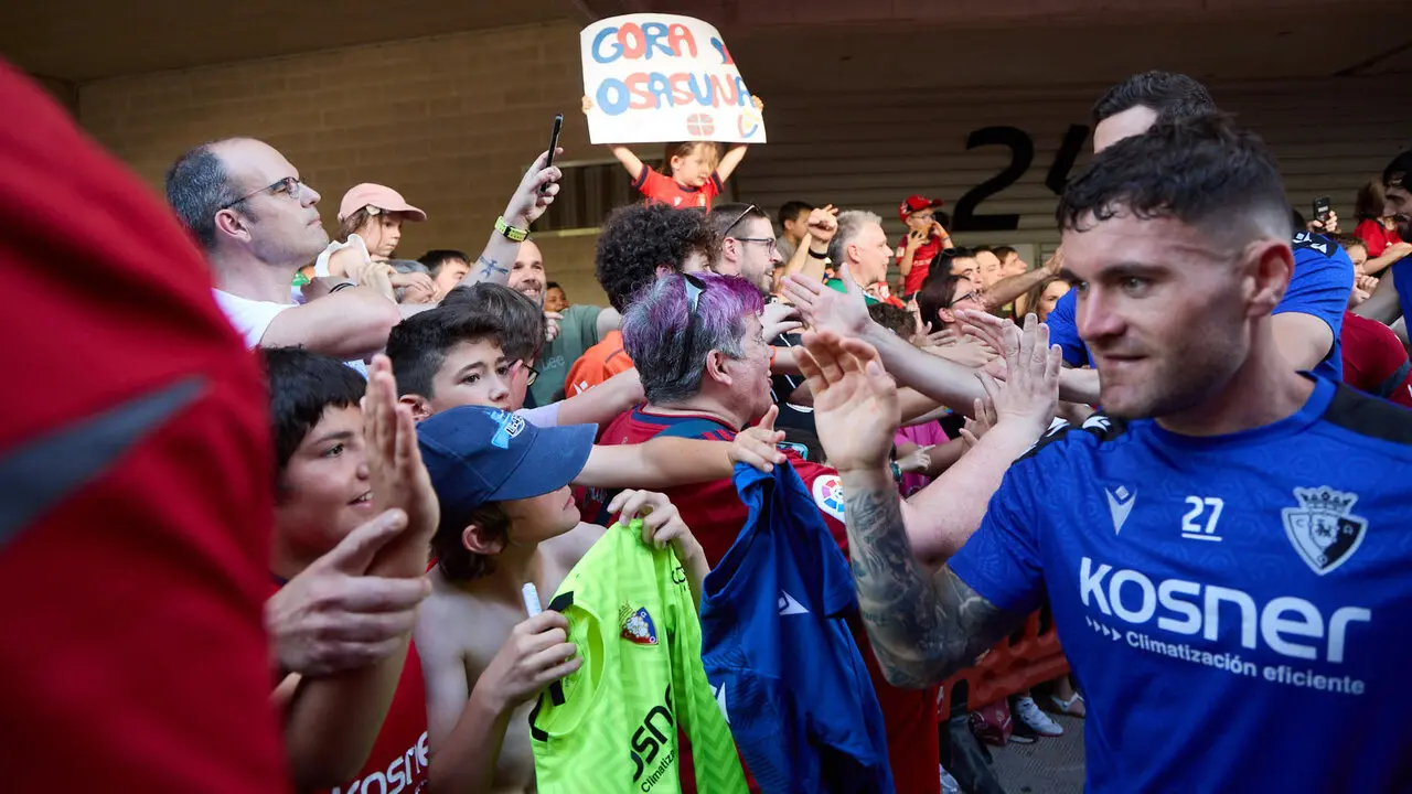Entrenamiento de Osasuna a puerta abierta en El Sadar para recibir el apoyo de la afici&oacute;n y preparar el decisivo partido para la permanencia en La Liga EA Sport en Getafe. I&Ntilde;IGO ALZUGARAY